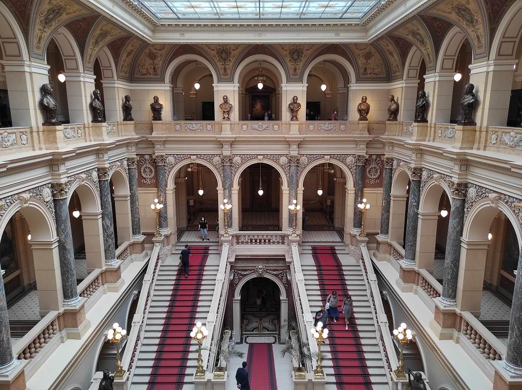 Centrálne nádvorie - schodisko a galéria sôch významných osobností českého múzejníctva