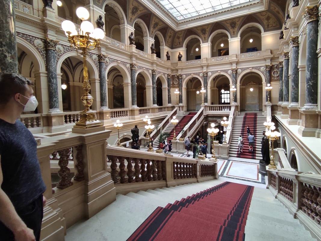 Centrálne nádvorie - schodisko a galéria sôch významných osobností českého múzejníctva