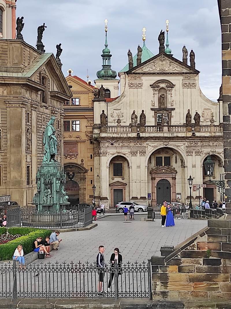 Křižovnické námestie so sochou Karla IV.