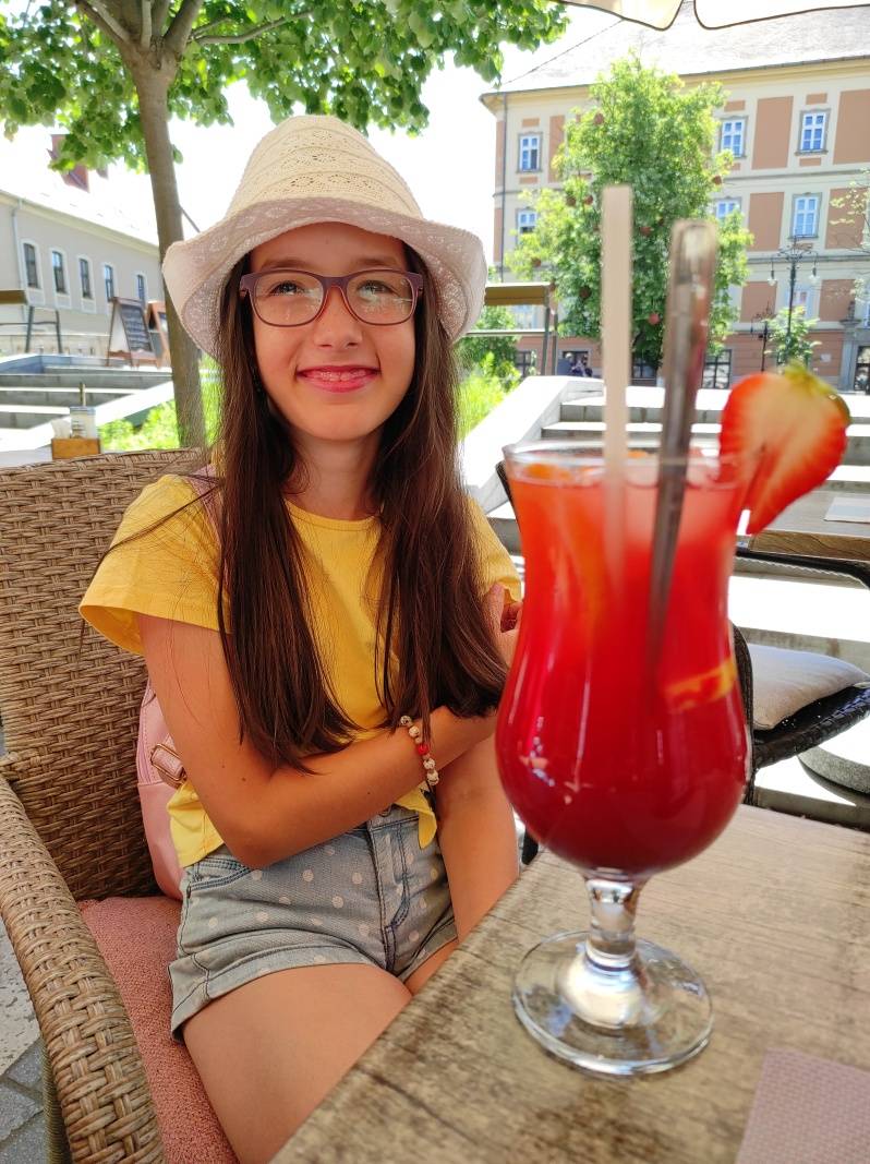Niekto zmrzlinku, niekto ľadovú kávu, a Alžbetka ovocný drink :)