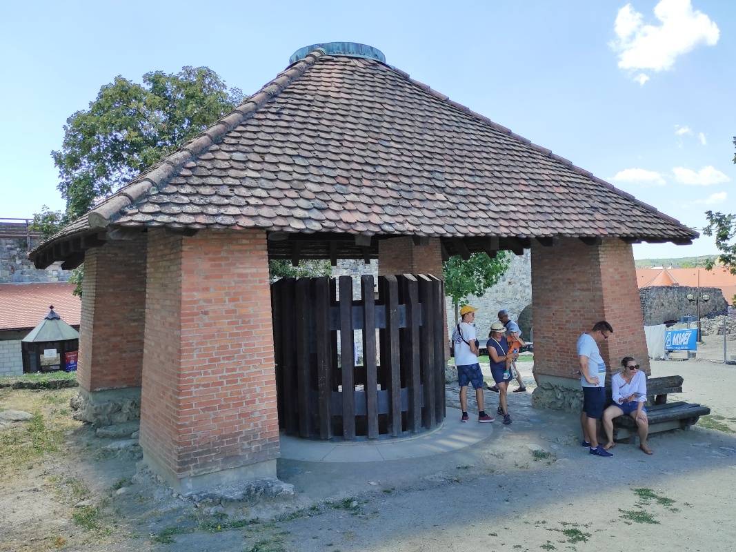 Egerský hrad - studňa za vstupom