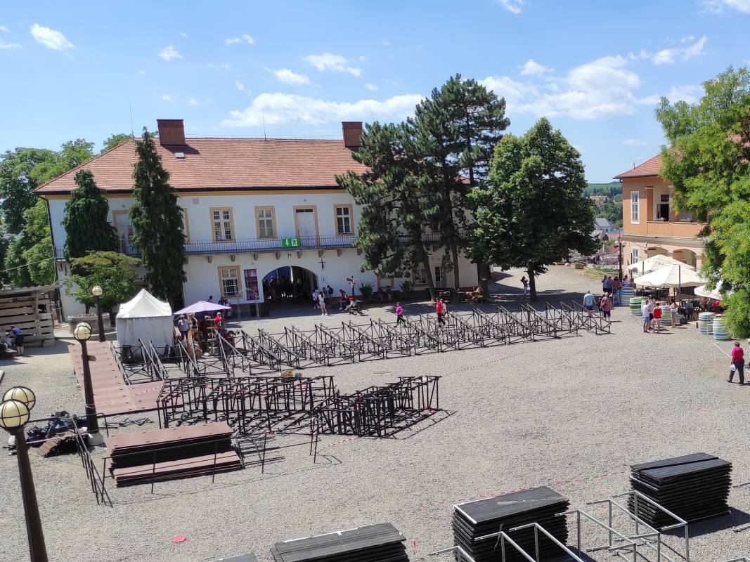 Egerský hrad - nádvorie pred biskupským palácom