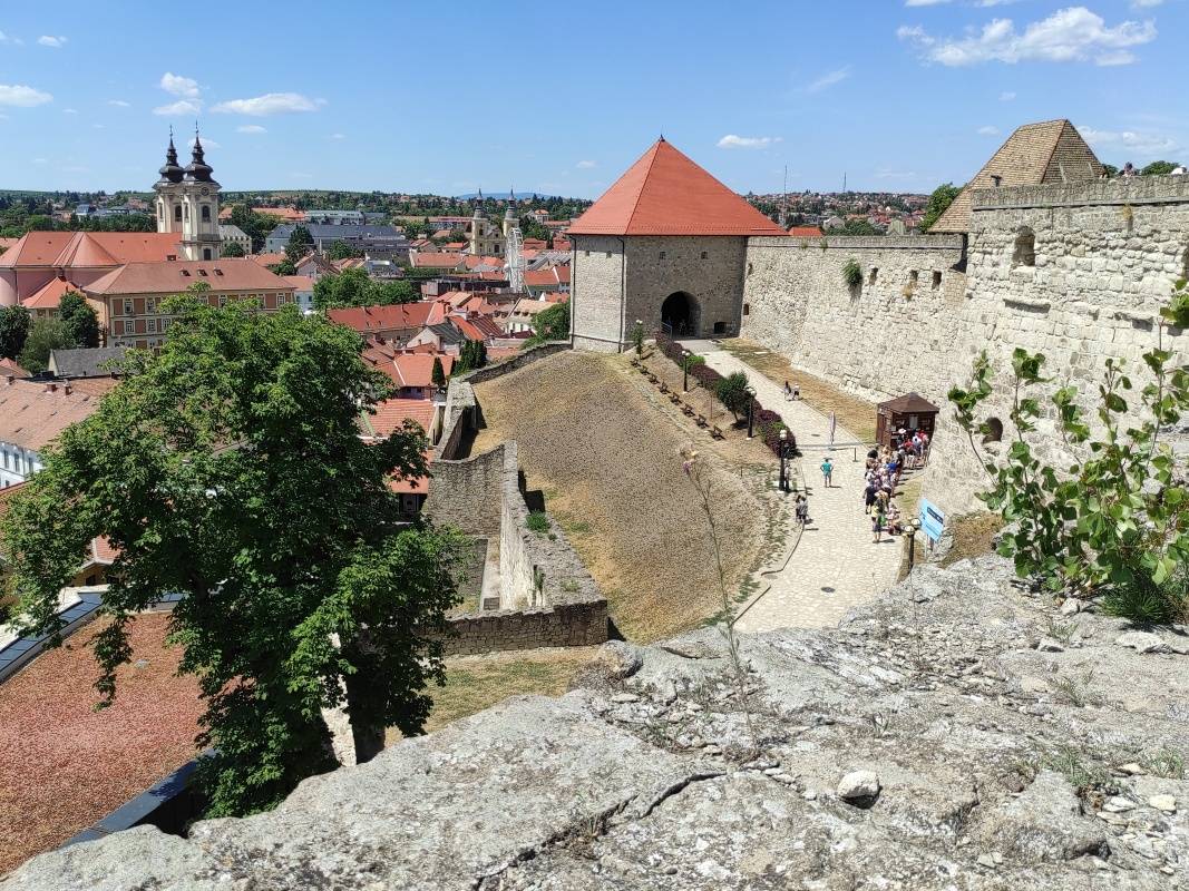 Egerský hrad - výhľad z hradieb na vstup do hradu