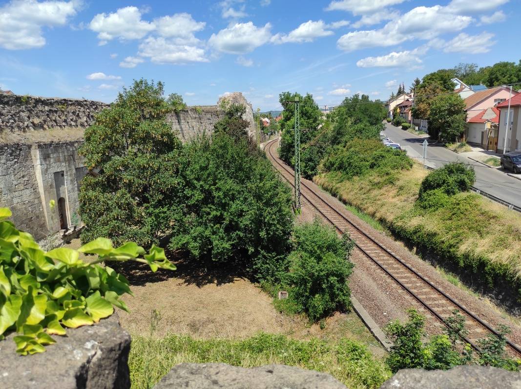 Egerský hrad - mohutné hradby, ktoré odolali r. 1552 Turkom