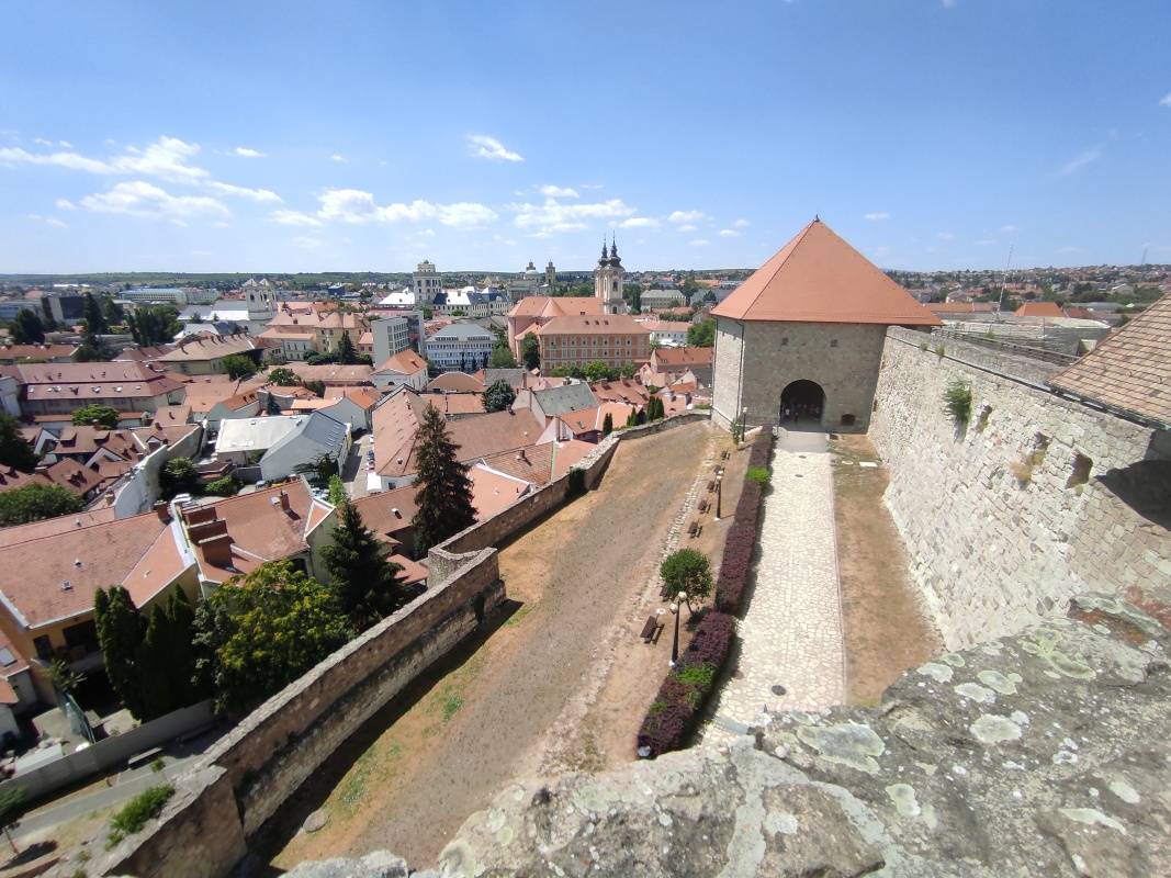 Egerský hrad - výhľad na vstup a mesto