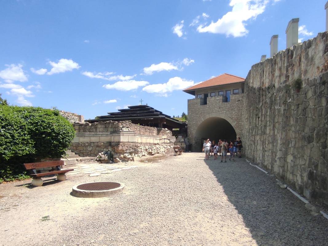 Egerský hrad - vstup do podzemia (vpravo Kalvária, vľavo zastrešená prvá rotunda Egerského biskupstva)