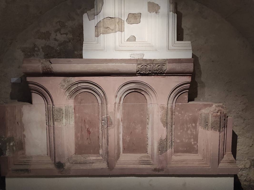 Egerský hrad - fragmenty stien hradnej katedrály