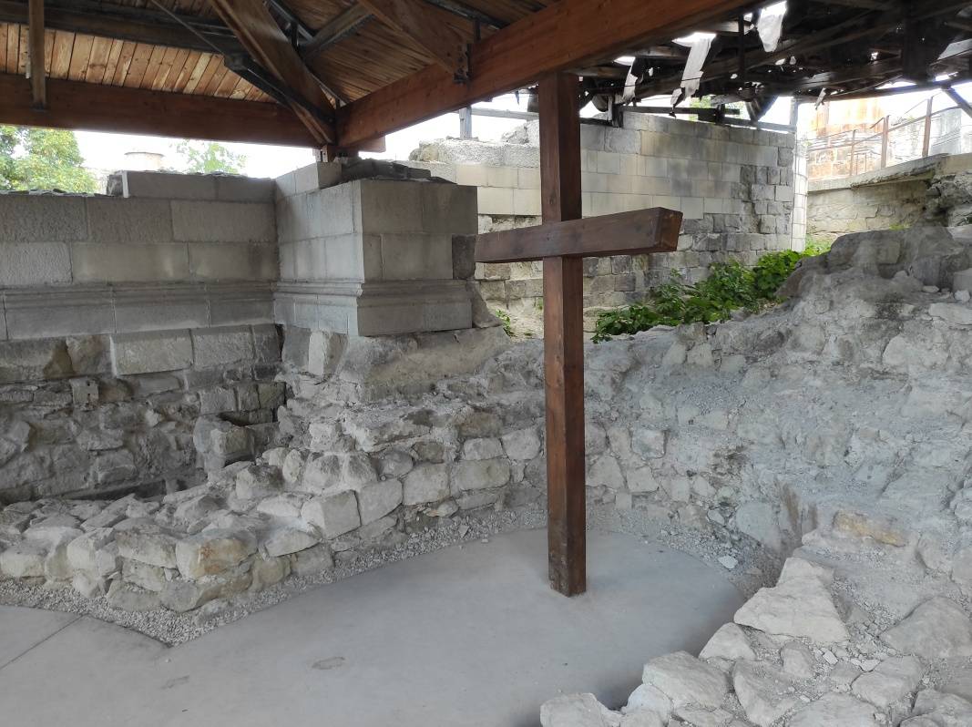Egerský hrad - zostatky prvej rotundy Egerského biskupstva, založeného kráľom Štefanom I. (svätým), 10.-11. storočie