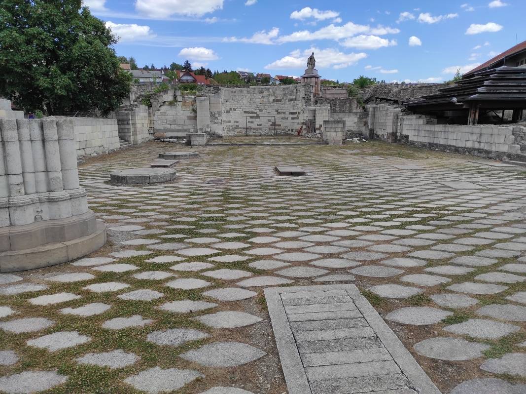 Egerský hrad - zvyšky katedrály