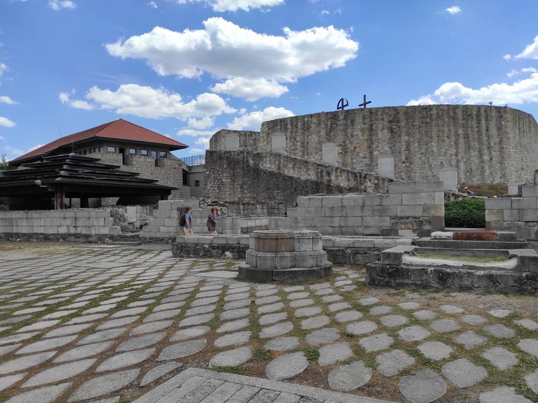 Egerský hrad - zvyšky katedrály so zastrešenou rotundou a Kalváriou v pozadí