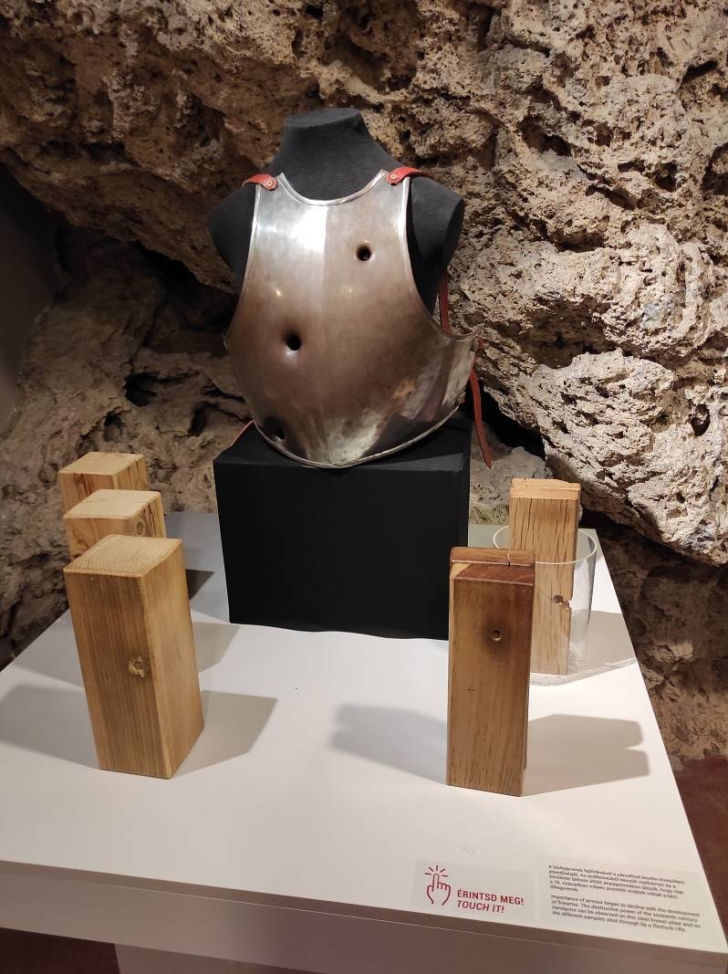 Egerský hrad - výstava zbraní v podzemí Kruhovej veže