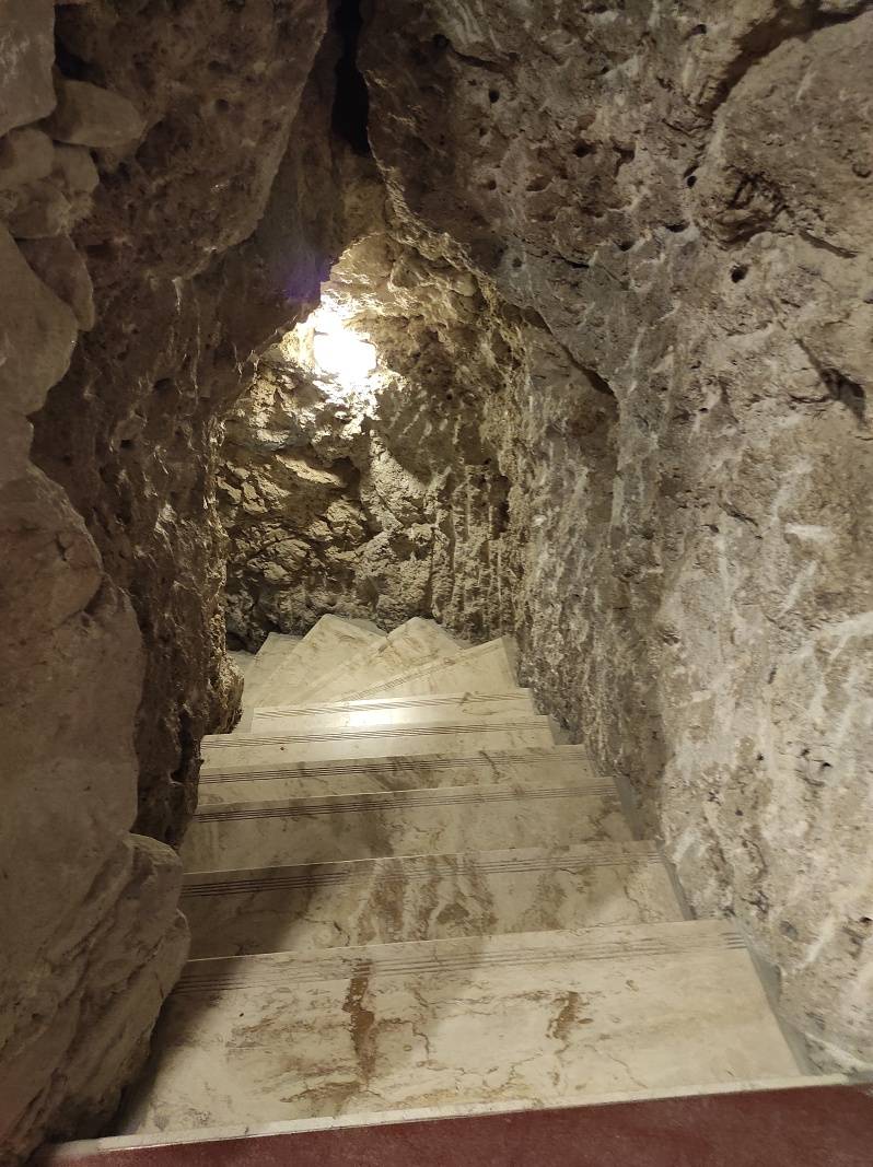 Egerský hrad - výstava zbraní v podzemí Kruhovej veže - viac ma bavia schdy :)