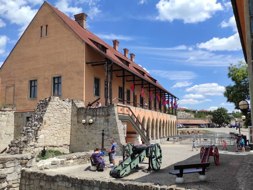 Egerský hrad - delá pred biskupským palácom obsadené deťmi