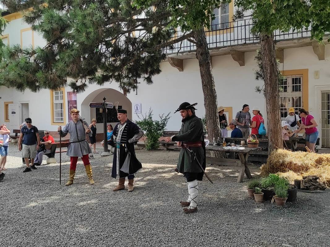 Egerský hrad - divadlo na nádvorí ...