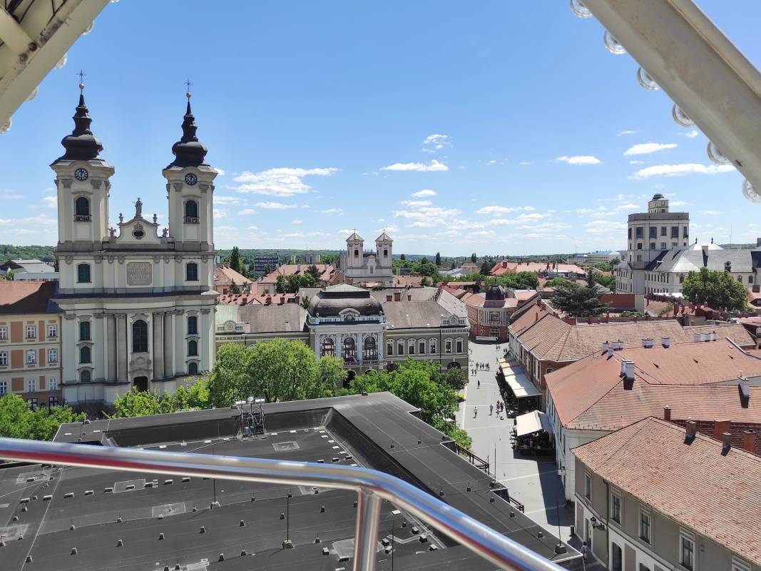 Vyhliadkové koleso - Kostol Antona Paduánskeho na Námestí Istvána Dobó