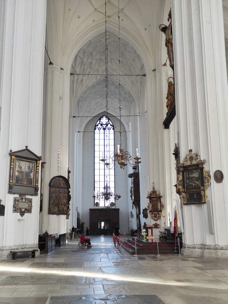 Mariánska Bazilika - krížová loď