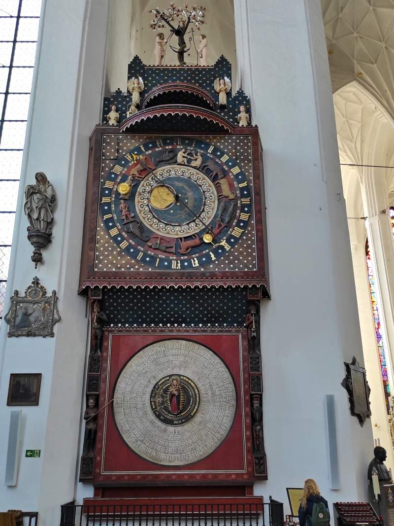 Mariánska Bazilika - Hans Düringer: orloj ( r.1464–1470 hraje o 11:57, nestihli sme :( )