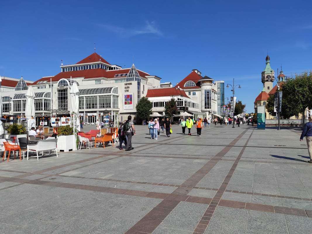 Sopot - Námestie priateľov Sopotu - pred nami maják a mólo