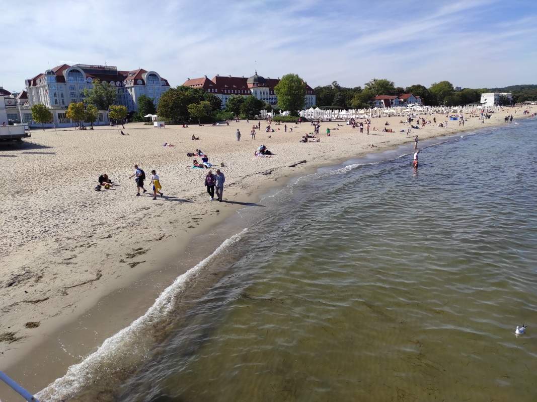 Sopot - mólo - pláž vľavo s Grand Hotelom