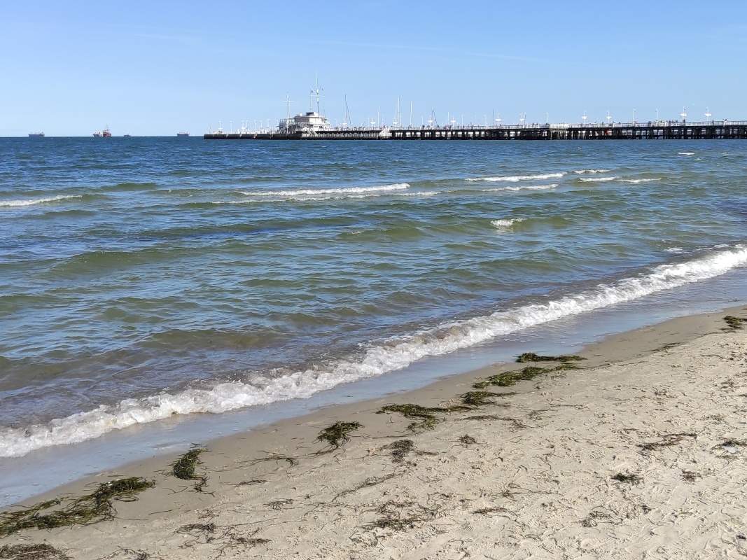 Sopot - pláž pred Grand Hotelom s výhľadom na mólo
