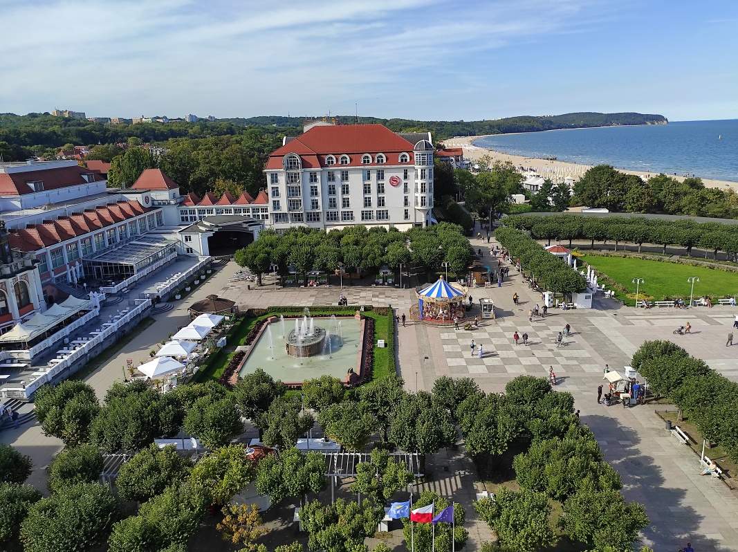 Sopot - výhľad z majáka - námestíčko pred mólom