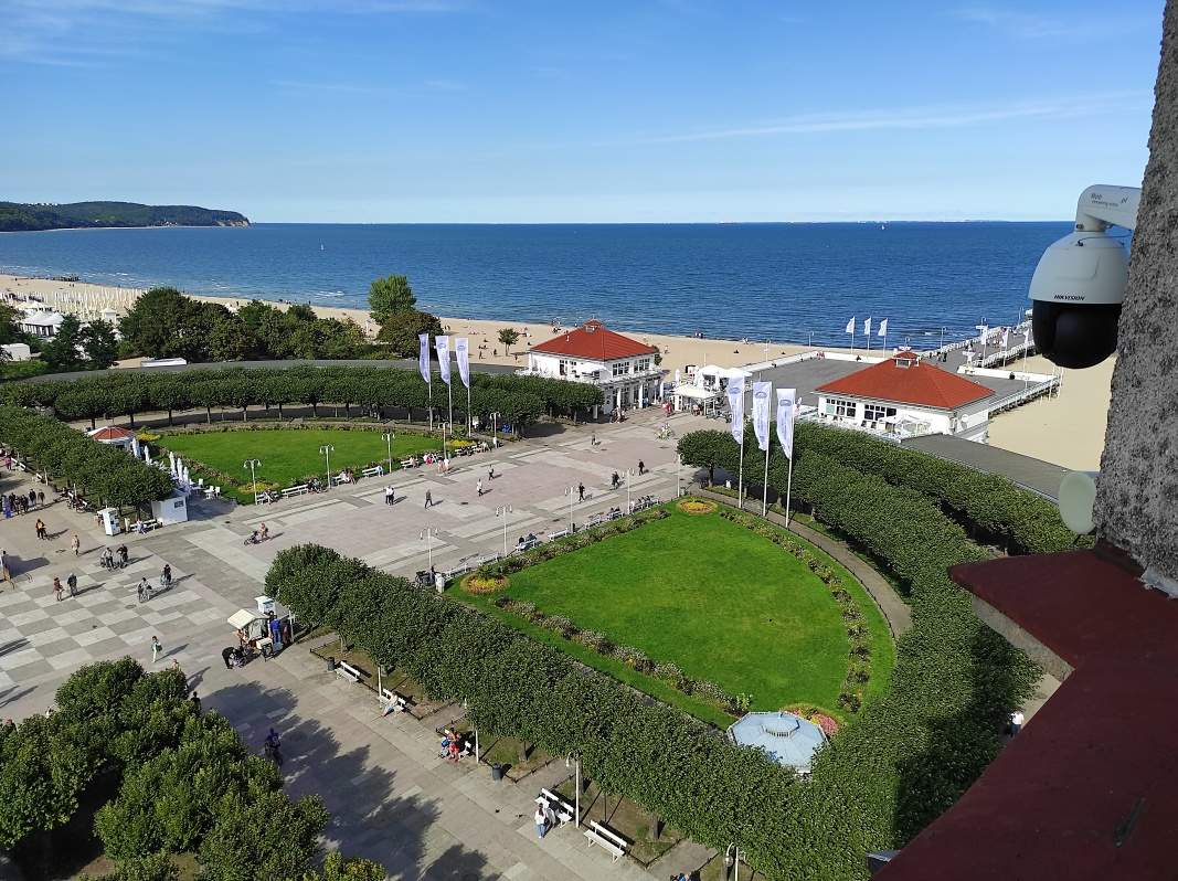 Sopot - výhľad z majáka - námestíčko pred mólom a vstup na mólo