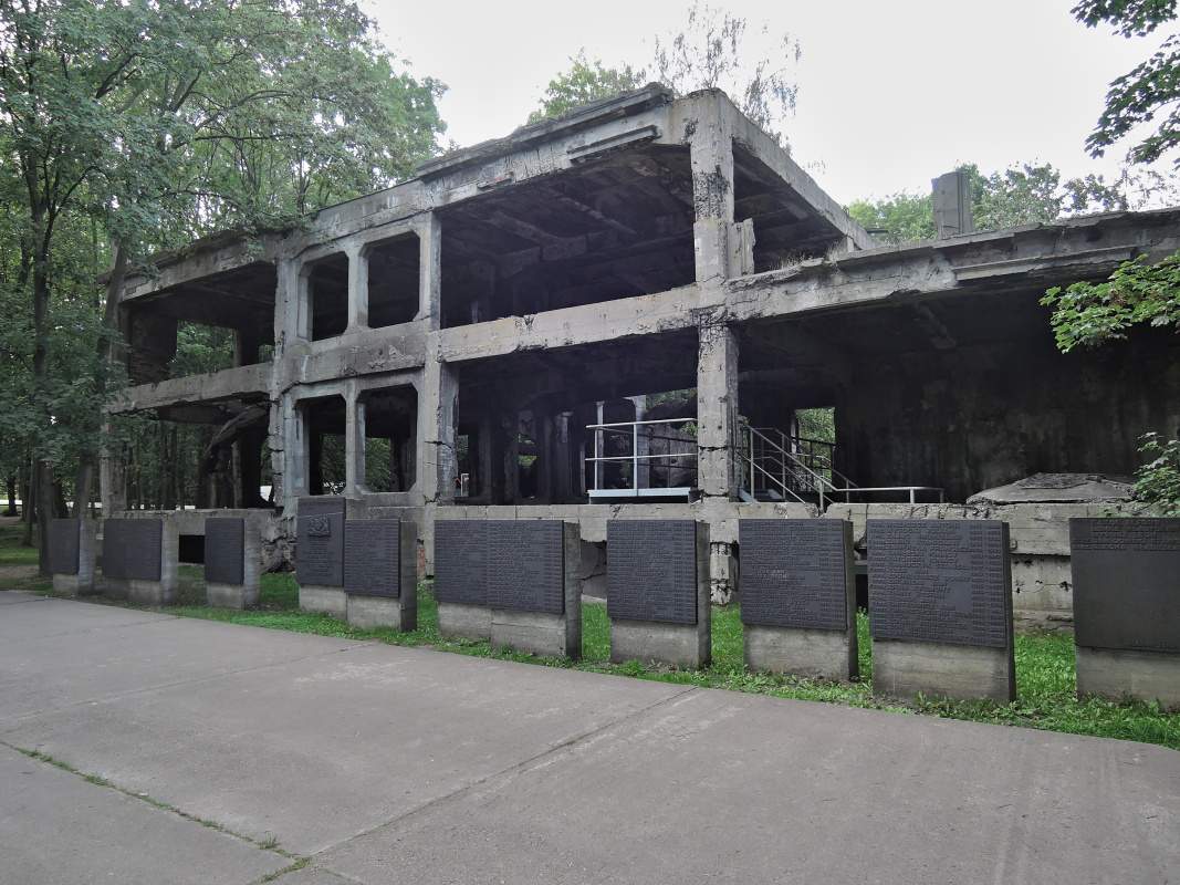 Westerplatte - ruiny kasárni s menami obrancov Westerplatte