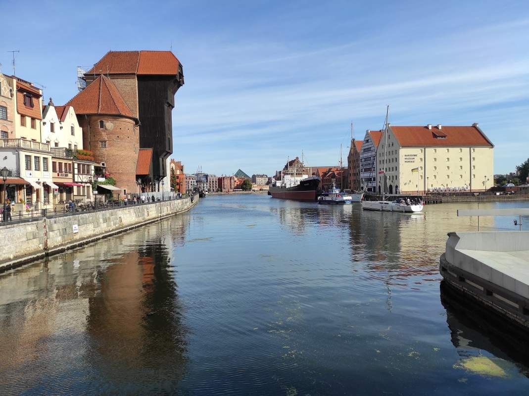 Historický nákladný žeriav, Motlawa a vpravo Národné múzeum námorníctva