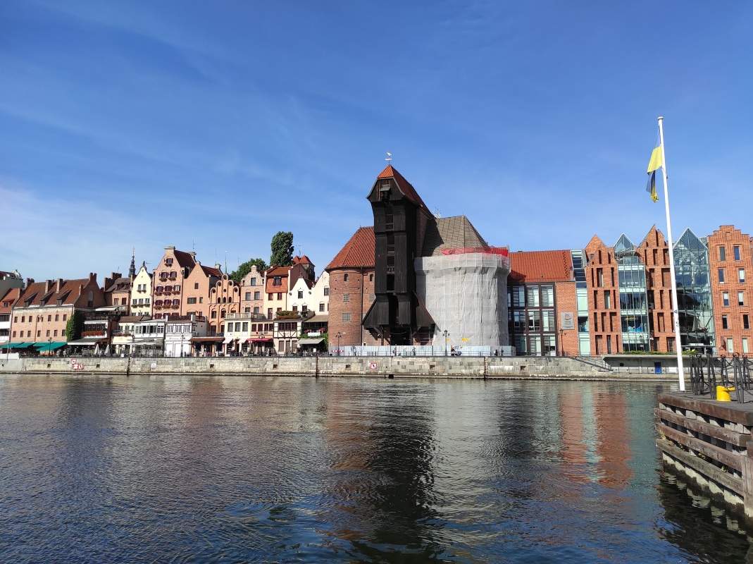 Historický nákladný žeriav a nábrežie Motlawy