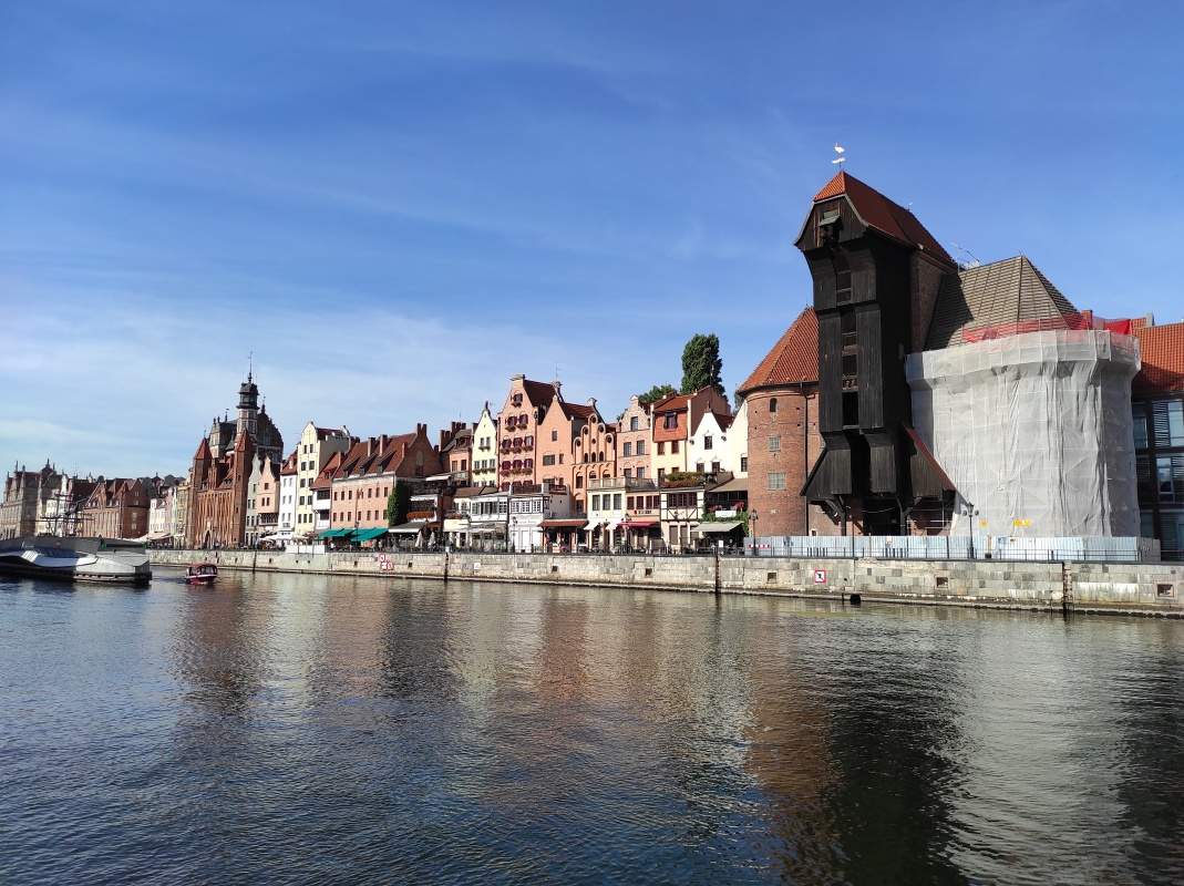 Historický nákladný žeriav a nábrežie Motlawy