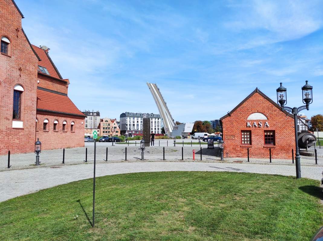 Otvorený most Olowianka a pred ním pamätník s odtlačkami rúk slávnych osobnosí v jantári