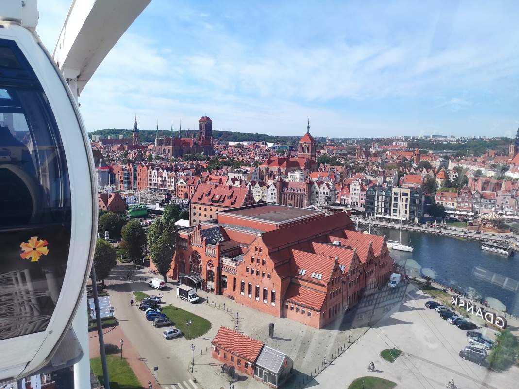 Výhľad z Amber Sky na Gdaňsk - historické centrum