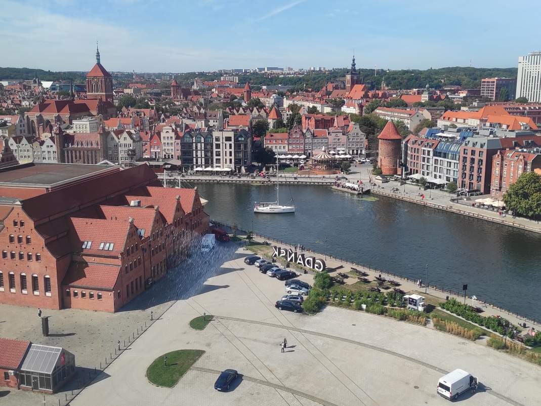 Výhľad z Amber Sky na Gdaňsk - nápis Gdaňsk