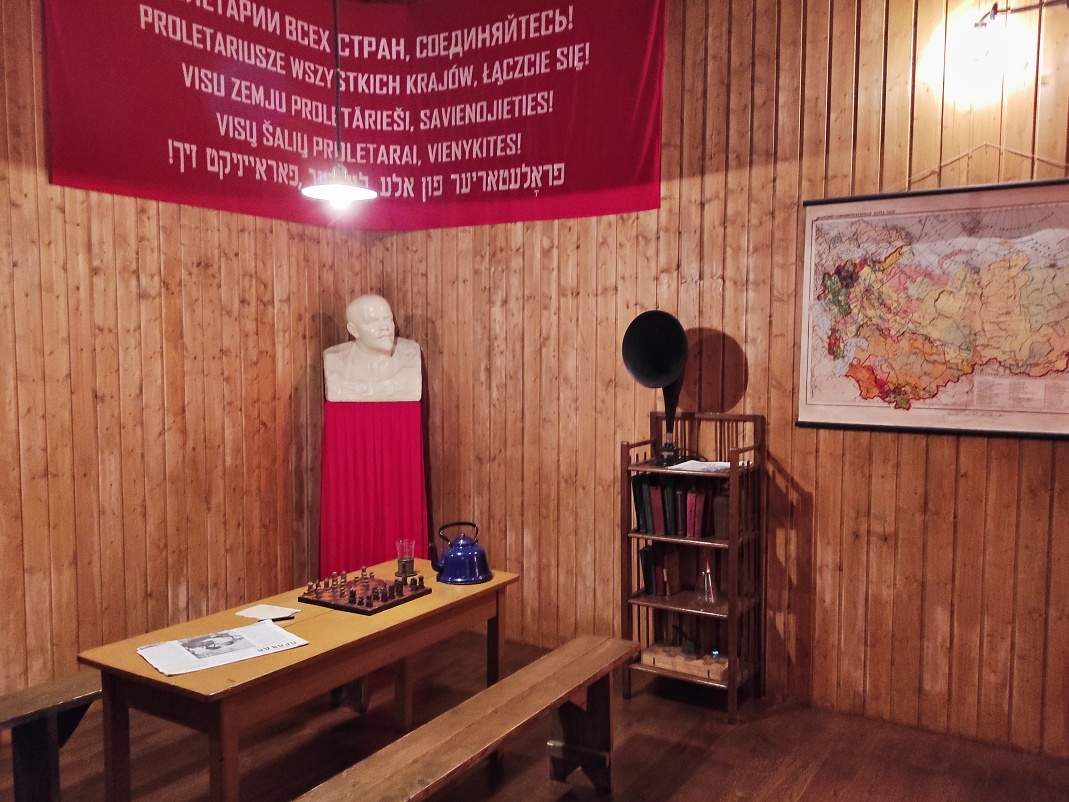 Múzeum II. sv. vojny - kalsická izba revolučných tradícií - mali sme aj my na ZŠ