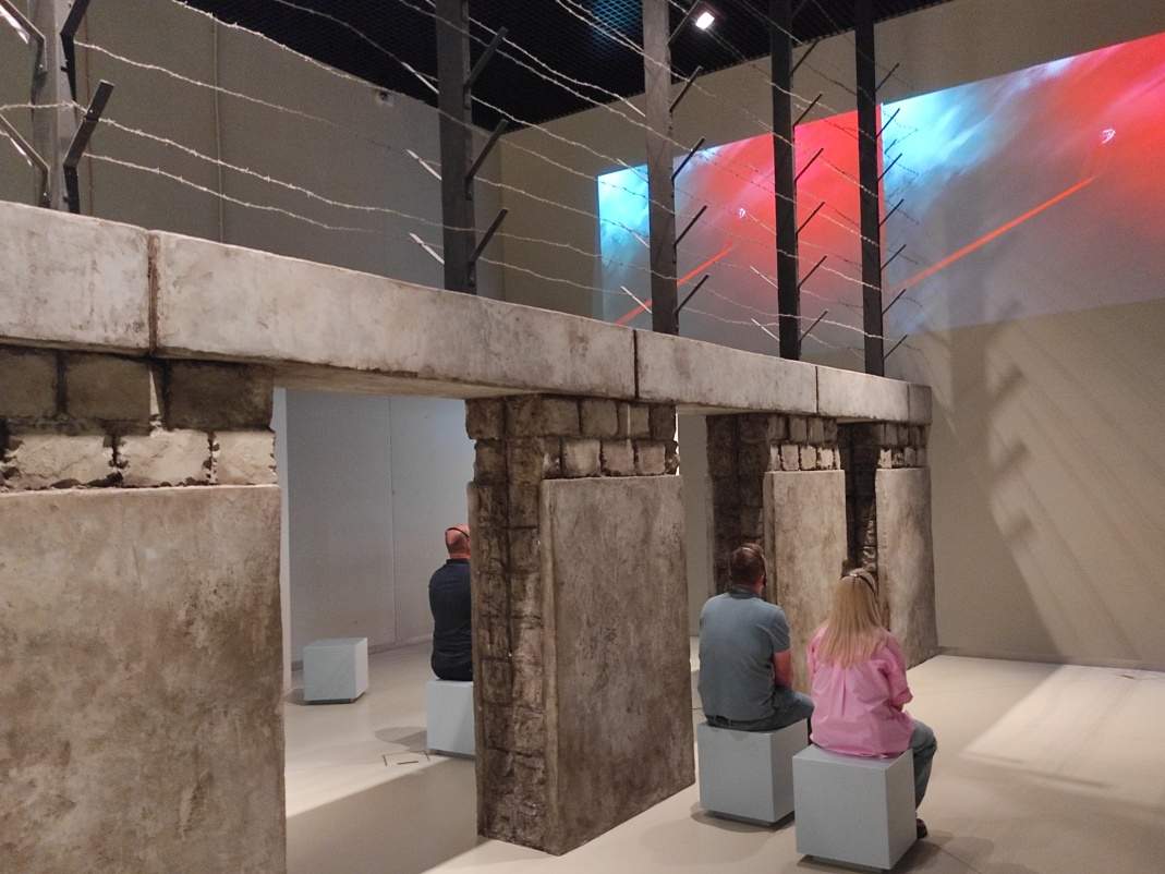 Múzeum II. sv. vojny - ostnatý drôt z koncentrákov