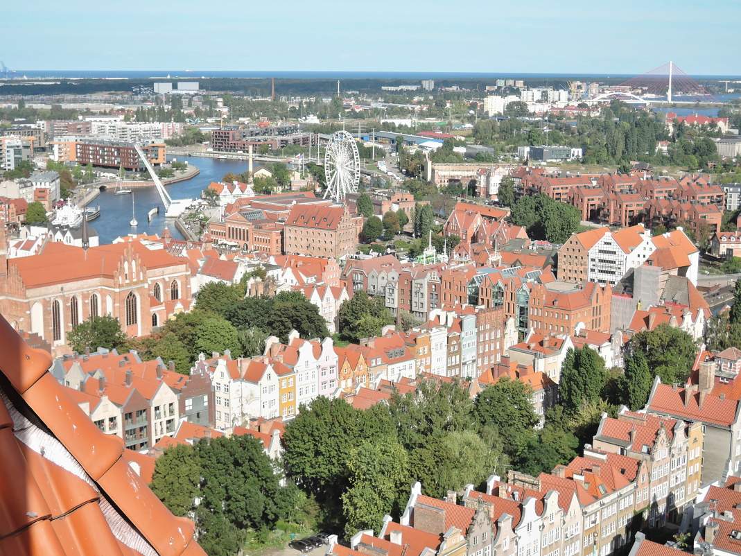 Veža Mariánskej baziliky - výhľad na most Olowianka a koleso Sky Amber