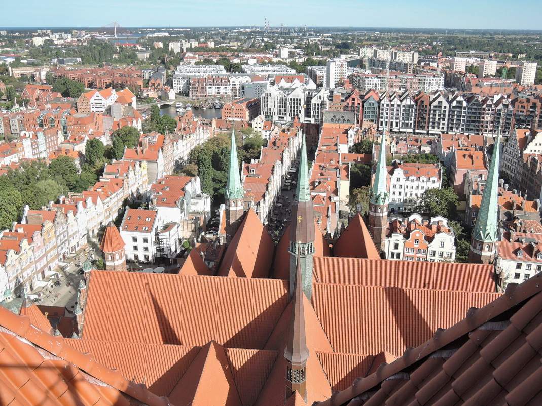 Veža Mariánskej baziliky - Mariánska ulica a Mariánska brána k Motlawe, dánske domčeky okolo Motlawy