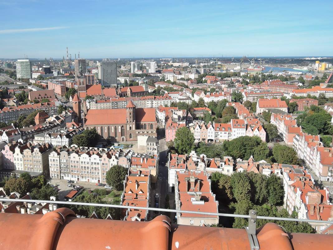 Veža Mariánskej baziliky - vľavo Múzeum jantáru, kostol sv. Kataríny a Bazilika sv. Brigity