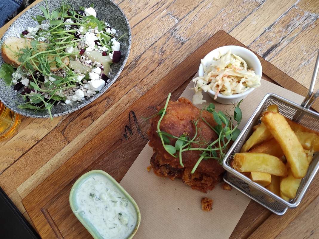 Večera - ja mám fish and chips, Gabika šalát s kozím syrom