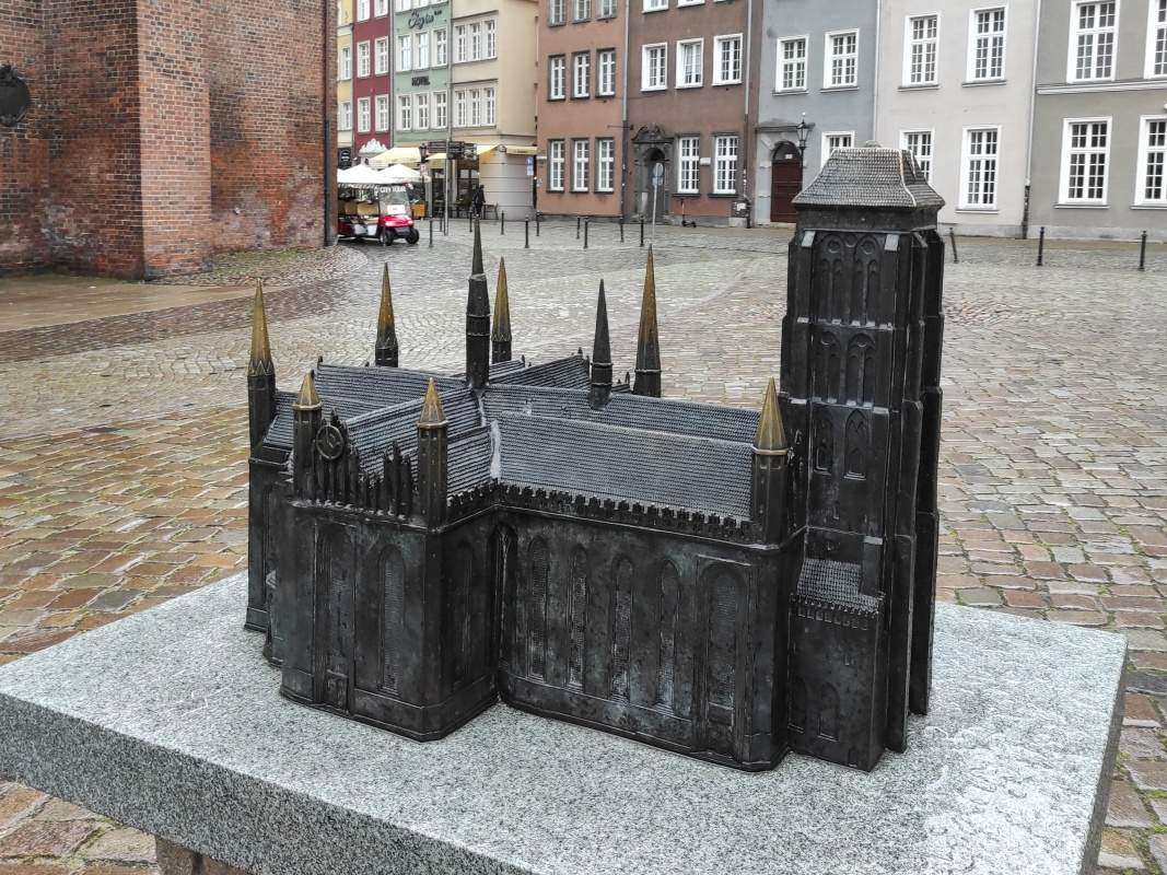 Mariánska katedrála - maketa pred katedrálou 