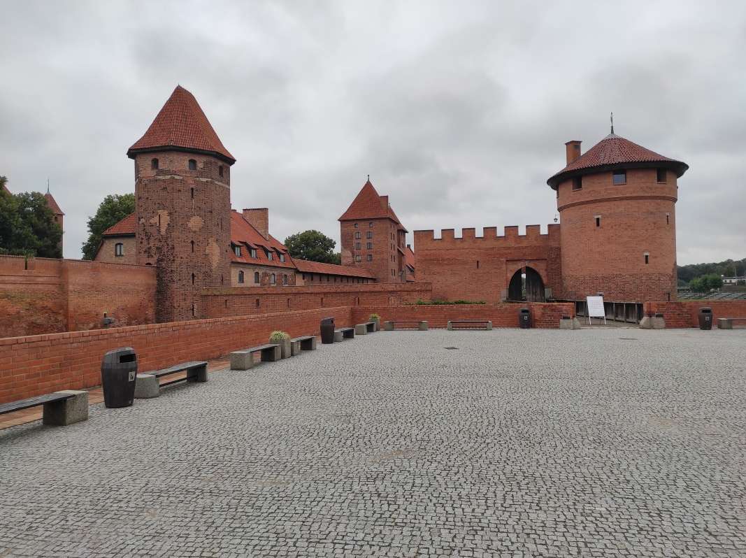Hrad vpravo pred pokladňou je zatvorený