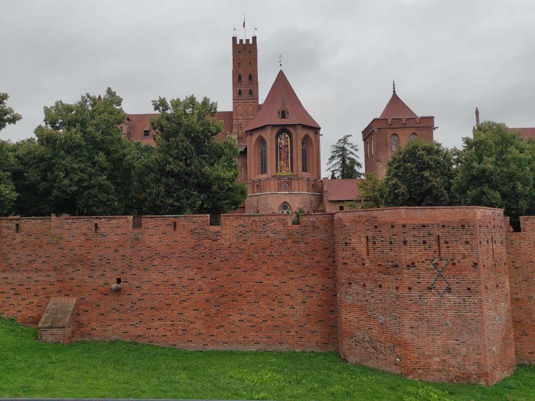 Výhľad na hradnú kaplnku od pokladne