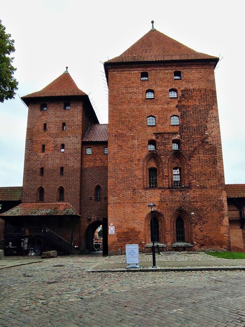 Veža vpravo do zatvorenej časti