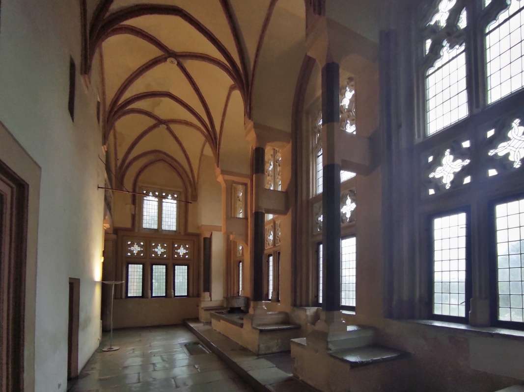 Vysoká vstupná sála pred Letným refektárom