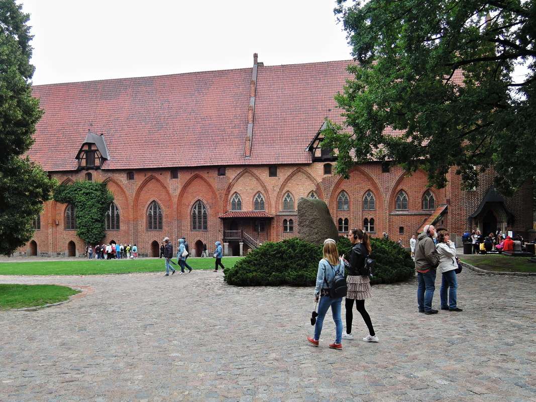 Vychádzame z Paláca veľmajstrov - nádvorie Stredného hradu, ideme oproti