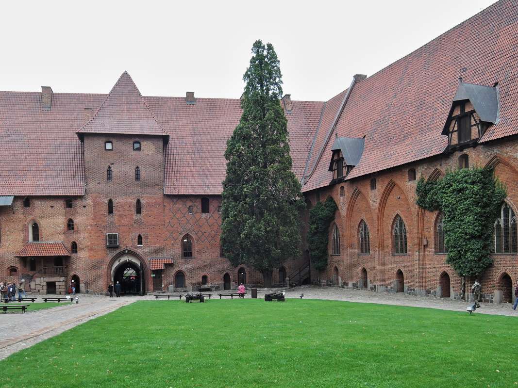 Stredný hrad - pohľad ku vstupu