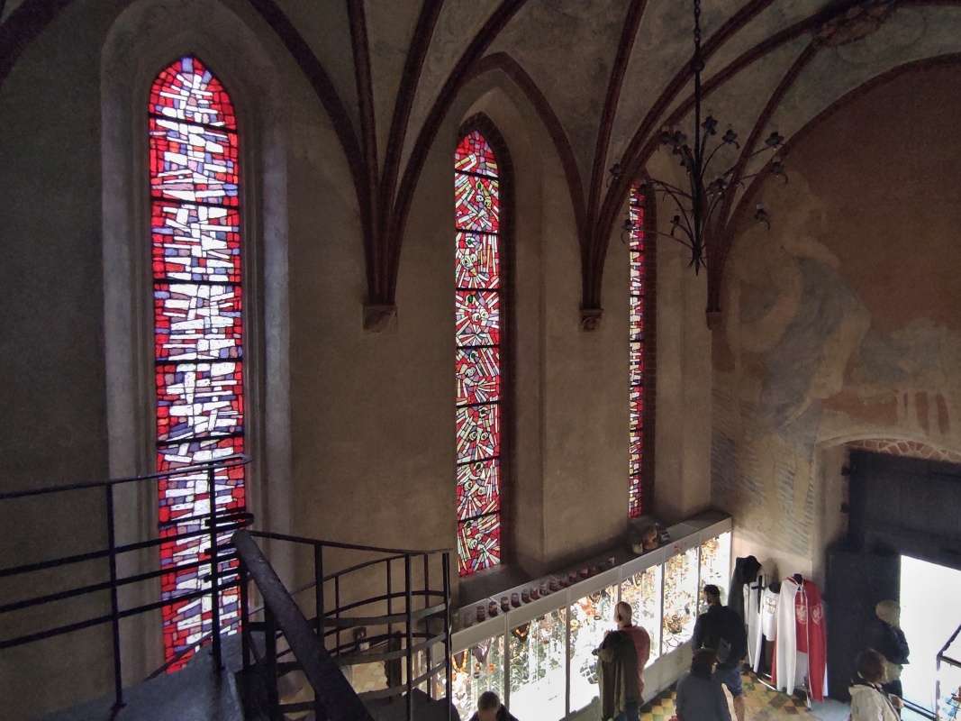 Východ v kaplnke s obchodíkom a modernými oknami