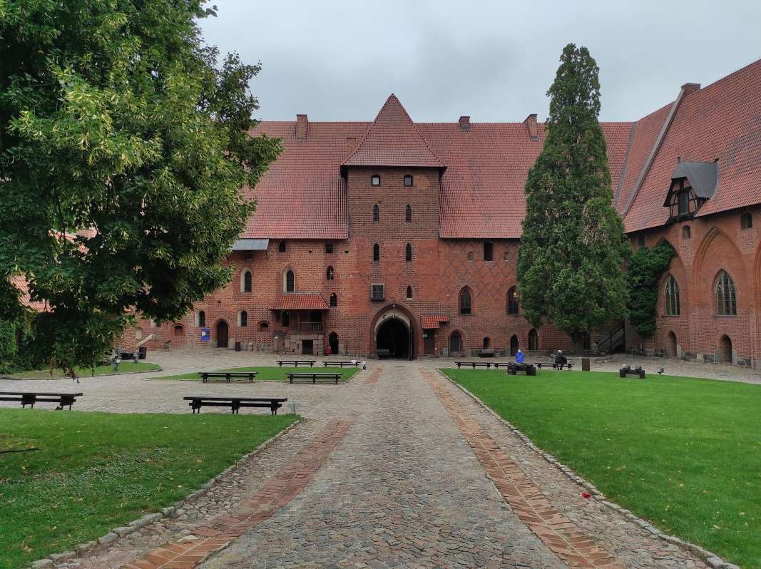 Nádvorie Stredného hradu - pohľad ku vstupu