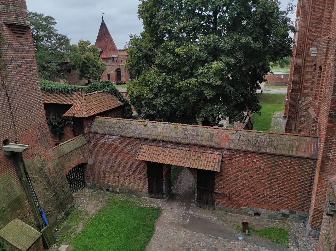 Priekopa pred Horným hradom - pohľad z mosta vpravo