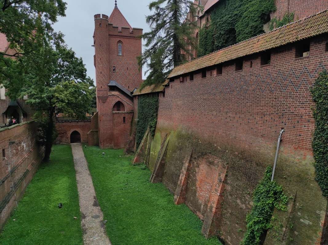 Priekopa pred Horným hradom - pohľad z mosta vľavo
